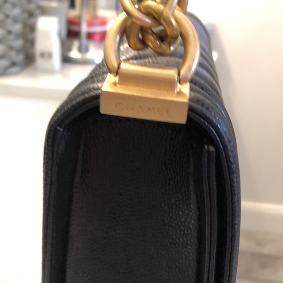 No Scratches, rips, or tears no scuff marks - Picture 6 of 11